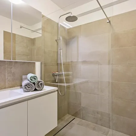 Flat Antoine アパート